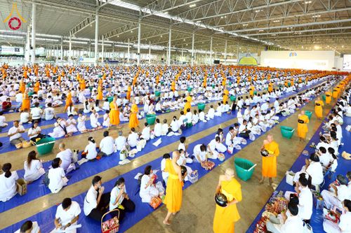 ภาพ No.223376:วันวิสาขบูชา วันอาทิตย์ที่ 11 พฤษภาคม พ.ศ. 2568 พิธีตักบาตร และปฎิบัติธรรม ณ สภาธรรมกายสากล วัดพระธรรมกาย