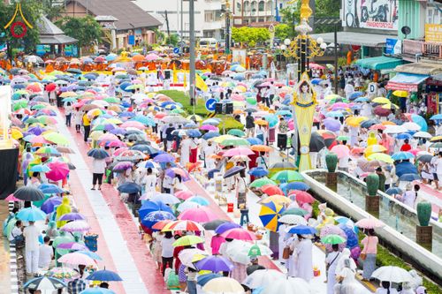 ภาพ No.226113:วันอาทิตย์ที่ 25 พฤษภาคม พ.ศ. 2568 พิธีตักบาตรพระ 1,000 รูปเมืองตรัง ครบรอบ 110 ปี เมืองทับเที่ยง ถวายเป็นพุทธบูชา ถวายเป็นพระราชกุศลแด่รัชกาลที่ 10 และอุทิศส่วนกุศลแด่อดีตเจ้าเมืองตรัง และบรรพบุรุษ ณ บริเวณหน้าศาลากลางจังหวัดตรัง ถนนพระราม 6