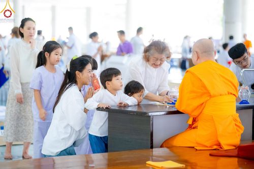 ภาพ No.182375:พิธีถวายภัตตาหารเมนูสวรรค์ "เพื่อการบรรลุธรรม" วันเสาร์ที่ 14 ธันวาคม พ.ศ. 2567 ณ หอฉันคุณยายอาจารย์ฯ วัดพระธรรมกาย