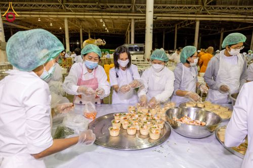 ภาพ No.202719:พิธีถวายภัตตาหารเป็นสังฆทาน แด่พระธรรมยาตรา ณ วัดพระธรรมกาย ตำบลคลองสาม อำเภอคลองหลวง จังหวัดปทุมธานี ในโครงการธรรมยาตรา กตัญญูบูชา มหาปูชนียาจารย์ พระมงคลเทพมุนี(สด จนฺทสโร) พระผู้ปราบมาร อนุสรณ์สถาน 7 แห่ง ปีที่ 13 วันที่ 28 มกราคม พ.ศ. 2568