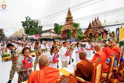 ภาพ No.146277:ตักบาตรพระ 1,384 รูป ทำบุญเมืองฝางครบรอบ 1,383 ปี ถวายเป็นพระราชกุศลแด่พระบาทสมเด็จพระเจ้าอยู่หัว เนื่องในโอกาสพระราชพิธีมหามงคล เฉลิมพระชนมพรรษา 6 รอบ 72 พรรษา วันเสาร์ที่ 27 กรกฎาคม พ.ศ.2567  ณ ถนนหน้าที่ว่าการอำเภอฝาง จ.เชียงใหม่