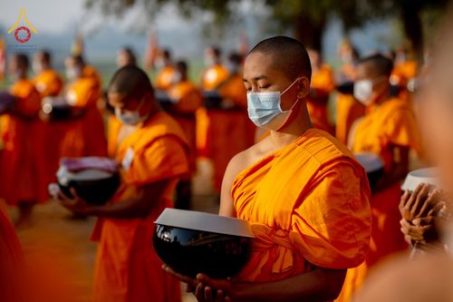 ภาพ No.76419:คณะสงฆ์และสามเณรบิณฑบาต ประเทศบังกลาเทศ วันที่ 11 กุมภาพันธ์ พ.ศ. 2566