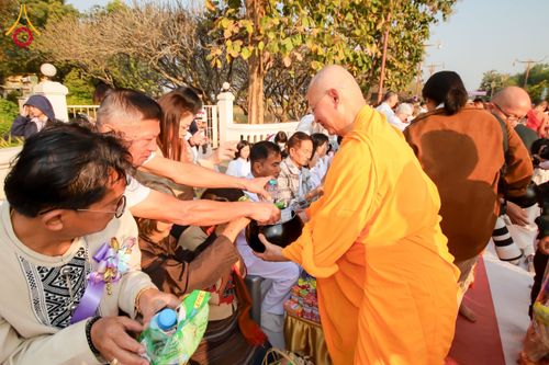 ภาพ No.208688:ตักบาตรพระ 1,743 รูป ครบรอบ 743 ปี นครน่าน ถวายเป็นพุทธบูชา น้อมบุญกุศลอุทิศให้บรรพบุรุษ วันอาทิตย์ ที่ 16 กุมภาพันธ์ พ.ศ. 2568 ณ ถนนคนเดินข่วงเมืองน่าน ต.ในเวียง อ.เมือง จ.น่าน