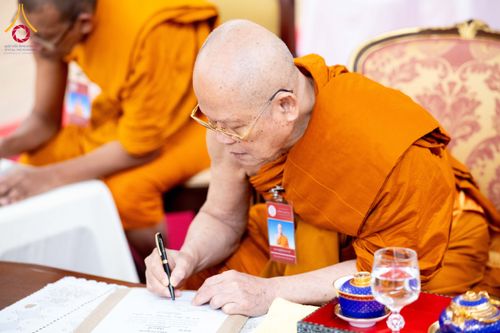 ภาพ No.208819:พระบาทสมเด็จพระเจ้าอยู่หัวทรงพระกรุณาโปรดเกล้าฯ พระราชทานภัตตาหารพระราชทาน แด่พระภิกษุ สามเณร ในการสอบบาลีสนามหลวง ณ วัดพระธรรมกาย วันที่ 22 กุมภาพันธ์ พ.ศ. 2568 ณ วัดพระธรรมกาย อำเภอคลองหลวง จังหวัดปทุมธานี