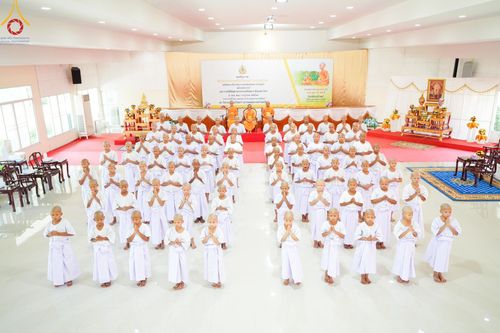 ภาพ No.59156:พิธีปลงผมและแห่นาคธรรมทายาท ในโครงการบรรพชาสามเณร ภาคฤดูร้อน เฉลิมพระเกียรติพระบาทสมเด็จพระเจ้าอยู่หัว เนื่องในโอกาส  พระราชพิธีมหามงคลเฉลิมพระชนมพรรษา 6 รอบ  ปลงผมนาคในวันที่ 21 เมษายน พ.ศ 2567 ณ วัดกลางธนรินทร์ (ธรรมอุทยานบ้านแป้ง)