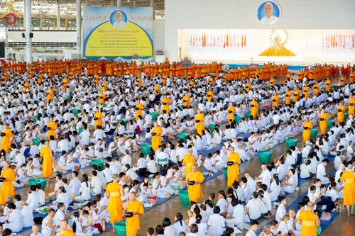 ภาพ No.222011:วันที่ 4 พฤษภาคม พ.ศ. 2568 พิธีตักบาตร เนื่องในวันอาทิตย์ต้นเดือน ณ บ้านแก้วเรือนทองคุณยายฯ วัดพระธรรมกาย