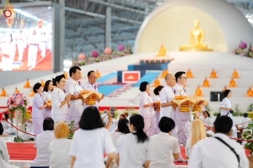 ภาพ No.178004:พิธีทอดผ้าป่าต้นสมบัติจักรพรรดิ ในวันอาทิตย์ที่ 1 ธันวาคม พ.ศ. 2567 ณ สภาธรรมกายสากล วัดพระธรรมกาย