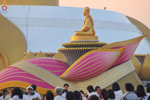 ภาพ No.201062:พิธีตักบาตรพระธรรมยาตรา ณ อนุสรณ์สถานลำดับที่ 5 สถานที่เผยแผ่วิชชาธรรมกายครั้งแรก อนุสรณ์สถานบางปลา วัดบางปลา อำเภอบางเลน จังหวัดนครปฐม ในโครงการธรรมยาตรา กตัญญูบูชา มหาปูชนียาจารย์ พระมงคลเทพมุนี(สด จนฺทสโร) พระผู้ปราบมาร อนุสรณ์สถาน 7 แห่ง ปีที่ 13