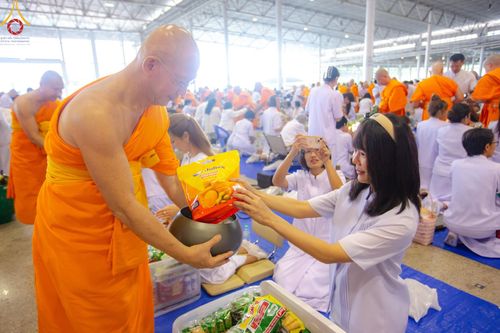 ภาพ No.137202:พิธีตักบาตร และปฏิบัติธรรม ในวันวิสาขบูชา วันพุธที่ 22 พฤษภาคม พ.ศ. 2567 ( วันพระขึ้น15 ค่ำ เดือน 6 ) ณ วัดพระธรรมกาย จ.ปทุมธานี