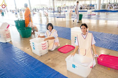 ภาพ No.143429:พิธีตักบาตร ข้าวสารอาหารแห้ง ณ บ้านแก้วเรือนทองคุณยายฯ และ พิธีบูชาข้าวพระ  ณ สภาธรรมกายสากล วัดพระธรรมกาย วันอาทิตย์ที่ 7 กรกฎาคม พ.ศ. 2567