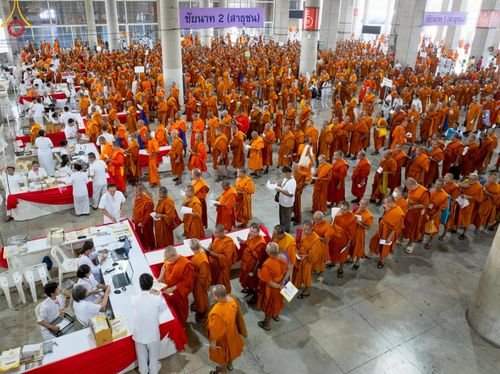 ภาพ No.219310:บรรยากาศการเดินทางเข้าวัดพระธรรมกาย , การต้อนรับปฏิสันถาร , การฉันภัตตาหารเช้า , การลงทะเบียนพระสังฆาธิการ  เนื่องในวันคุ้มครองโลก พิธีถวายมหาสังฆทานคณะสงฆ์ 40,000 กว่าวัดทั่วประเทศ ณ วัดพระธรรมกาย