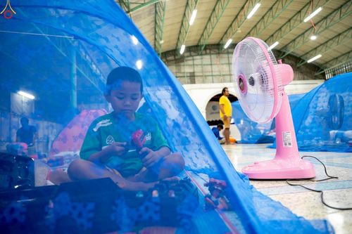 ภาพ No.235433:วันที่ 30-31 กรกฎาคม พ.ศ. 2568 วัดพระธรรมกาย มูลนิธิธรรมกาย ร่วมกับศูนย์ส่งเสริมศีลธรรมจังหวัดสุรินทร์ เปิดศูนย์พักพิงชั่วคราวเพื่อช่วยเหลือประชาชน ผู้อพยพจากเหตุปะทะกันตามแนวชายแดน ไทย-กัมพูชา ตั้งแต่วันที่ 24 กรกฎาคม พ.ศ.2568 เป็นต้นไป