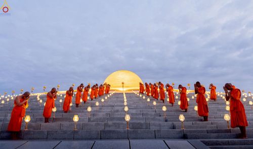 ภาพ No.241013:วันพุธที่ 27 สิงหาคม พ.ศ. 2568 พิธีจุดประทีป ในวันธรรมชัย ณ วัดพระธรรมกาย