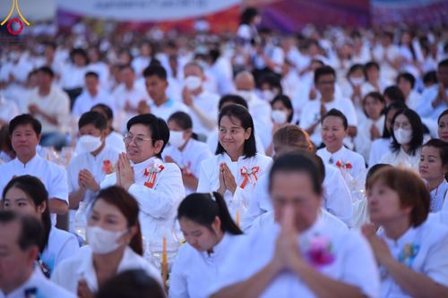 ภาพ No.109609:พิธีจุดประทีปถวายเป็นพุทธบูชา และบูชาธรรมมหาปูชนียาจารย์ วันที่ 10 มกราคม พ.ศ. 2567 ณ อนุสรณ์สถานคลองบางนางแท่น อ.สามพราน จ.นครปฐม