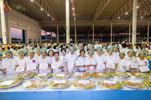 ภาพ No.204324:พิธีถวายภัตตาหารเป็นสังฆทาน แด่พระธรรมยาตรา ณ วัดพระธรรมกาย ตำบลคลองสาม อำเภอคลองหลวง จังหวัดปทุมธานี ในโครงการธรรมยาตรา กตัญญูบูชา มหาปูชนียาจารย์ พระมงคลเทพมุนี(สด จนฺทสโร) พระผู้ปราบมาร อนุสรณ์สถาน 7 แห่ง ปีที่ 13 วันที่ 31 มกราคม พ.ศ. 2568