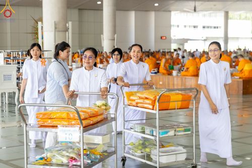 ภาพ No.165814:พิธีถวายภัตตาหารเมนูสวรรค์ วันที่ 26 ตุลาคม พ.ศ. 2567 ณ หอฉันคุณยายอาจารย์ฯ วัดพระธรรมกาย