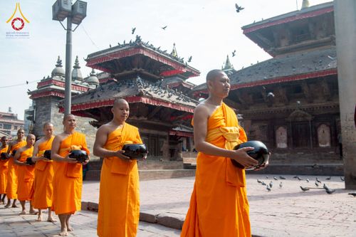 ภาพ No.213145:วันที่ 17 - 18 มีนาคม พ.ศ. 2568 คณะสงฆ์และสามเณรเดินบิณฑบาต รอบเมืองในพื้นที่ วัดสยมภูวนาถและราชวังปาตัน ณ เมืองกาฐมาณฑุ ประเทศเนปาล