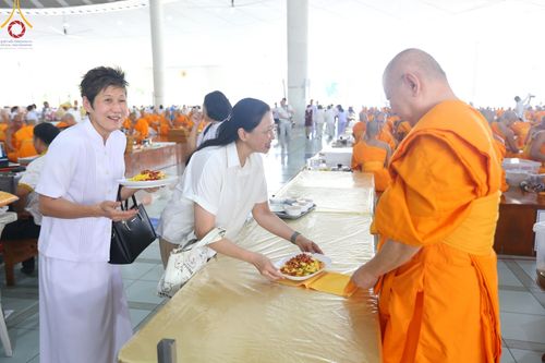 ภาพ No.162167:พิธีถวายภัตตาหารเมนูสวรรค์ เนื่องในวันออกพรรษา (ขึ้น 15 ค่ำ เดือน 11) วันพฤหัสบดีที่ 17 ตุลาคม พ.ศ. 2567 ณ หอฉันคุณยายอาจารย์ฯ วัดพระธรรมกาย