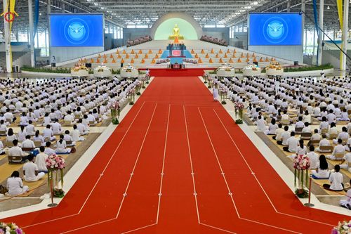 ภาพ No.89482:พิธีตักบาตร ข้าวสารอาหารแห้ง พิธีบูชาข้าวพระ และพิธีจุดเทียนใจ ไฟนิรันดร์  อนันตชัย ณ สภาธรรมกายสากล วัดพระธรรมกาย วันอาทิตย์ที่ 1 ตุลาคม พ.ศ. 2566