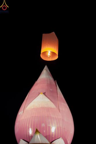 ภาพ No.175982:พิธีจุดประทีปโคมลาน, โคมลอยและลอยกระทง ถวายประทีปเป็นพุทธบูชา สร้างความสว่างไสวให้กับแผ่นดินด้วยแสงธรรม วันที่ 15 พฤศจิกายน พ.ศ. 2567 ณ พุทธอุทยานนานาชาติ อ.โพนพิสัย จ.หนองคาย