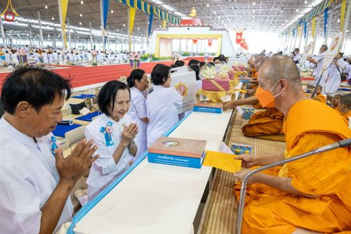 ภาพ No.85398:พิธีถวายมหาสังฆทานคณะสงฆ์ 2000 กว่าวัดทั่วประเทศปีที่ 23, พิธีถวายไทยธรรมคณะสงฆ์ 323 วัด 4 จังหวัดชายแดนภาคใต้, พิธีมอบปัจจัยช่วยเหลือครู 4 จังหวัดชายแดนภาคใต้ ณ สภาธรรมกายสากล วัดพระธรรมกาย ในวันสมาธิโลก อาทิตย์ที่ 6 สิงหาคม พ.ศ. 2566