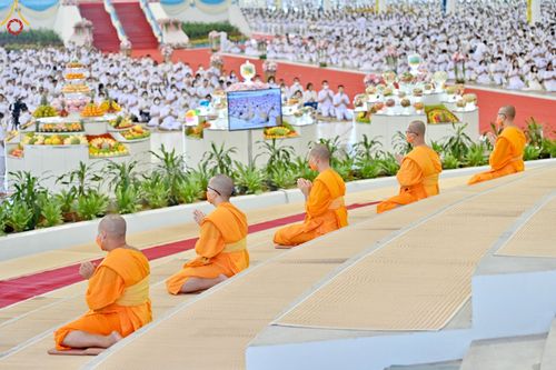 ภาพ No.86874:พิธีตักบาตร , พิธีบูชาข้าวพระ , พิธีจุดเทียนใจ ไฟนิรันดร์ อนันตชัย ในวันอาทิตย์ต้นเดือน 3 กันยายน พ.ศ. 2566 ณ วัดพระธรรมกาย