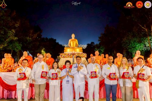 ภาพ No.224513:วันจันทร์ที่ 12 พฤษภาคม พ.ศ. 2568  ชาวพุทธในอินโดนีเซีย ร่วมฉลองวิสาขบูชาจุดประทีปกว่า 200,000 ดวง ณ พระมหาเจดีย์บรมพุทโธ  เจริญพุทธมนต์ถวาย “พระวชิรเกล้าเจ้าอยู่หัว”