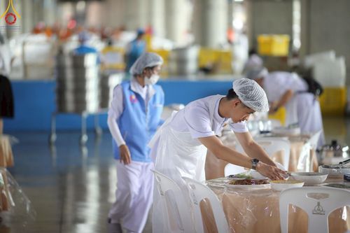 ภาพ No.219439:วันอังคารที่ 22 เมษายน พ.ศ. 2568 พิธีมอบปัจจัยช่วยเหลือครู 4 จังหวัดชายแดนภาคใต้ , พิธีกล่าวคำถวายอุปกรณ์ เพื่อเตรียมการต้อนรับคณะสงฆ์ฯ , พิธีกล่าวคำถวายภัตตาหารเป็นสังฆทาน , คณะสงฆ์ฉันภัตตาหารเพล  เนื่องในวันคุ้มครองโลก พิธีถวายมหาสังฆทานแด่คณะสงฆ์