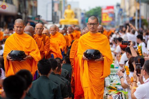 ภาพ No.85933:ตักบาตรพระนานาชาติ 10,000 รูป ใจกลางนครหาดใหญ่ จ.สงขลา วันอาทิตย์ที่ 20 สิงหาคม พ.ศ. 2566