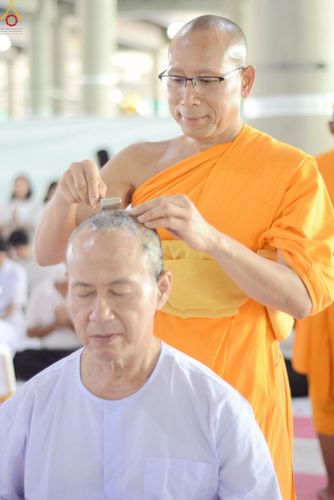 ภาพ No.248635:วันที่ 28 กันยายน พ.ศ. 2568 พิธีตัดปอยผม และปลงผม โครงการอุปสมบทบูชาธรรม 141 ปี พระมงคลเทพมุนี ณ วิหารคด วัดพระธรรมกาย