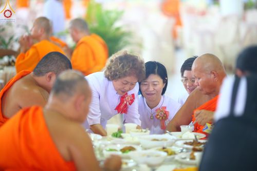 ภาพ No.60249:คณะสงฆ์ 10,000 กว่าวัดฉันภัตตาหารเพล ในวันคุ้มครองโลก วันจันทร์ที่ 22 เมษายน พ.ศ. 2567 ณ สภาธรรมกายสากล วัดพระธรรมกาย