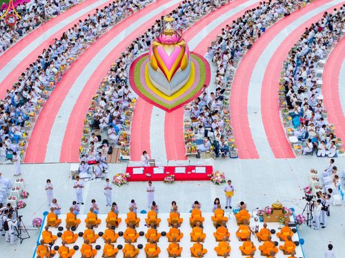 ภาพ No.118501:พิธีตักบาตรพระธรรมยาตรา ปีที่ 12 ณ อนุสรณ์สถานลำดับที่ 5 สถานที่เผยแผ่วิชชาธรรมกายครั้งแรก อนุสรณ์สถานบางปลา จ.นครปฐม วันที่ 25 มกราคม พ.ศ. 2567