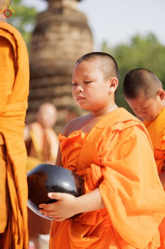 ภาพ No.58727:พิธีตักบาตรพระ ๑,๐๐๐ รูป สมโภชครบรอบ ๘๐๐ ปี พระบรมธาตุเมืองเชลียง ณ วัดพระศรีรัตนมหาธาตุ ราชวรวิหาร  (วัดพระปรางค์) ต.ศรีสัชนาลัย  อ.ศรีสัชนาลัย จ.สุโขทัย วันพฤหัสบดีที่ ๒๕ เมษายน พ.ศ. ๒๕๖๗