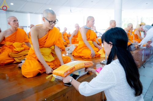 ภาพ No.149311:พิธีบุพเปตพลี ครั้งที่ 154 ร่วมอุทิศบุญแด่หมู่ญาติที่ล่วงลับไปแล้ว และสืบทอดอายุพระพุทธศาสนา วันจันทร์ที่ 19 สิงหาคม พ.ศ.2567 ณ หอฉันคุณยายอาจารย์ฯ วัดพระธรรมกาย