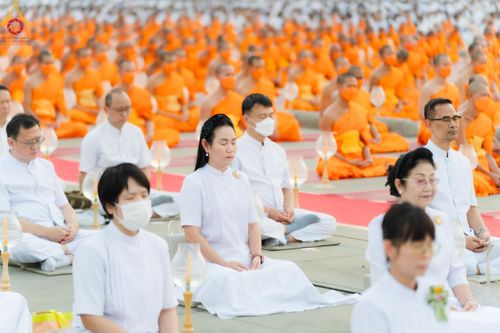 ภาพ No.122009:พิธีจุดประทีปถวายเป็นพุทธบูชา และบูชาธรรมมหาปูชนียาจารย์ พระมงคลเทพมุนี(สด จนฺทสโร) ในโครงการธรรมยาตรา กตัญญูบูชา มหาปูชนียาจารย์ พระมงคลเทพมุนี(สด จนฺทสโร) พระผู้ปราบมาร อนุสรณ์สถาน 7 แห่ง ปีที่ 12 วันที่ 31 มกราคม พ.ศ. 2567 ณ วัดพระธรรมกาย จ.ปทุมธานี