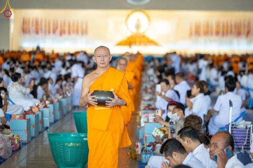 ภาพ No.149939:พิธีตักบาตร , พิธีปฎิบัติธรรม , พิธีถวายภัตตาหารเมนูสวรรค์ ในพรรษาแห่งการเข้าถึงธรรม วันธรรมชัย วันอังคารที่ 27 สิงหาคม พ.ศ.2567 ณ สภาธรรมกายสากล วัดพระธรรมกาย