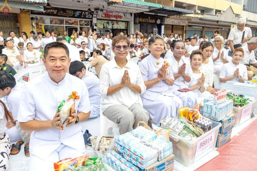 ภาพ No.237094:วันอาทิตย์ที่ 10 สิงหาคม พ.ศ. 2568 มหาสังฆทานครั้งยิ่งใหญ่ ตักบาตรพระ 10,000 รูป ถ.นิพัทธ์อุทิศ 3 ใจกลางนครหาดใหญ่ จ.สงขลา (ชุดที่ 2)