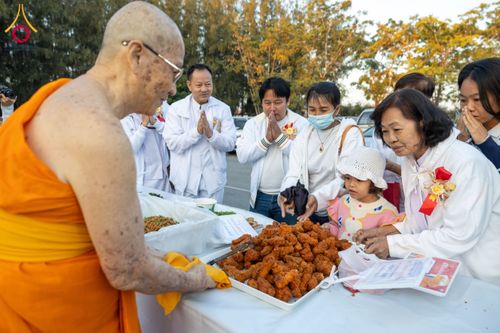 ภาพ No.194406:พิธีถวายภัตตาหารเป็นสังฆทาน แด่พระธรรมยาตรา ณ อนุสรณ์สถานมหาวิหารพระมงคลเทพมุนี (โลตัสแลนด์) อ.สองพี่น้อง จ.สุพรรณบุรี ในโครงการธรรมยาตรา กตัญญูบูชา มหาปูชนียาจารย์ พระมงคลเทพมุนี(สด จนฺทสโร) พระผู้ปราบมาร ปีที่ 13 วันที่ 13 มกราคม พ.ศ.2568