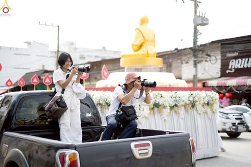 ภาพ No.239793:วันที่ 16-17 สิงหาคม พ.ศ. 2568 การปฏิบัติหน้าที่ของเจ้าหน้าที่ทุกสถานะ เพื่องานพิธีอัญเชิญรูปเหมือนพระมงคลเทพมุนี (สด จันทสโร) และพิธีกดปุ่มอัญเชิญรูปเหมือน พระมงคลเทพมุนี (สด จันทสโร) ณ มหาวิหารแก้วพระมงคลเทพมุนี ศูนย์ปฏิบัติธรรมแก้วเมืองเลย จ.เลย