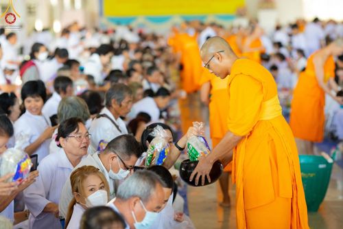 ภาพ No.177611:พิธีตักบาตรและพิธีบูชาข้าวพระ ในวันอาทิตย์ต้นเดือนที่ 1 ธันวาคม พ.ศ. 2567 ณ สภาธรรมกายสากล วัดพระธรรมกาย