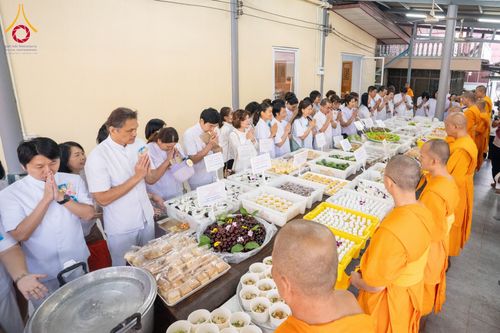 ภาพ No.196952:พิธีถวายภัตตาหารเป็นสังฆทาน แด่พระธรรมยาตรา ณ วัดโบสถ์(บน) ตำบลบางคูเวียง อำเภอบางกรวย จังหวัดนนทบุรี ในโครงการธรรมยาตรา กตัญญูบูชา มหาปูชนียาจารย์ พระมงคลเทพมุนี(สด จนฺทสโร) พระผู้ปราบมาร อนุสรณ์สถาน 7 แห่ง ปีที่ 13 วันที่ 18 มกราคม พ.ศ. 2568