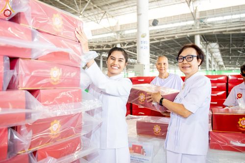 ภาพ No.214368:วันที่ 29 มีนาคม พ.ศ.2568 กิจกรรมใส่ถุงซิปกล่องไทยธรรม เพื่อรักษาความประณีตของกล่องไทยธรรม ในทุกสภาพอากาศ ณ บ้านแก้วเรือนทองคุณยาย วัดพระธรรมกาย