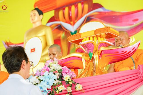 ภาพ No.172519:พิธีทอดกฐินเพื่อสร้าง "ลานเอนกประสงค์พญานาค 4 ตระกูล" วันที่ 15 พฤศจิกายน พ.ศ.2567 ณ พุทธอุทยานนานาชาติ อ.โพนพิสัย จ.หนองคาย