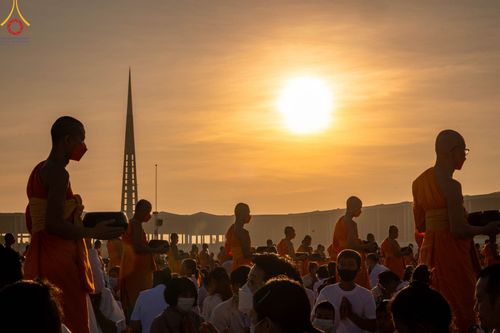 ภาพ No.105280:พิธีตักบาตรฉลองพระบวชใหม่ รุ่นบูชาธรรมมหาปูชนียาจารย์ และต้อนรับศักราชใหม่ วันจันทร์ที่ 1 มกราคม พ.ศ. 2567 ณ ลานธรรมพระมหาธรรมกายเจดีย์ วัดพระธรรมกาย