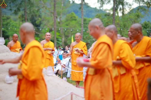 ภาพ No.238381:วันเสาร์ที่ 9 สิงหาคม พ.ศ. 2568 พิธีกลั่นแผ่นดิน โปรยทราย และจุดประทีปถวายเป็นพุทธบูชา จ.ระยอง สถาปนาองค์พระเจดีย์เพื่อสร้างสันติภาพโลก ณ ศูนย์ปฏิบัติธรรมระยอง(บ้านช่องลม) ต.บางบุตร อ.บ้านค่าย จ.ระยอง