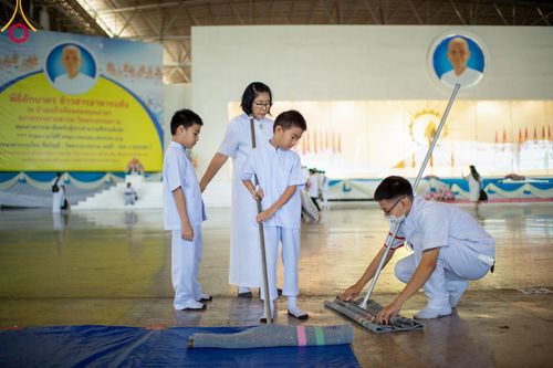 ภาพ No.92147:พิธีตักบาตร ในวันทอดกฐินสามัคคี ประจำปีพุทธศักราช 2566 วันอาทิตย์ต้นเดือนที่ 5 พฤศจิกายน พ.ศ. 2566 ณ สภาธรรมกายสากล วัดพระธรรมกาย จ.ปทุมธานี