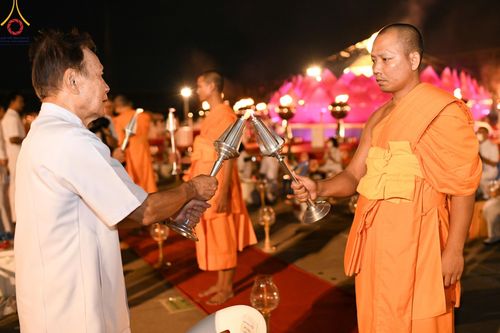 ภาพ No.160617:พิธีจุดประทีป 20,000 ดวง บูชาพระมหาธรรมกายเจดีย์ และบูชาพระมงคลเทพมุนี (สด จนฺทสโร) พระผู้ปราบมาร ณ ลานธรรม พระมหาธรรมกายเจดีย์ วัดพระธรรมกาย จ.ปทุมธานี วันที่ 10 ตุลาคม พ.ศ. 2567