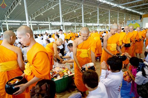 ภาพ No.243513:วันที่ 7 กันยายน พ.ศ. 2568 พิธีตักบาตร ข้าวสารอาหารแห้ง ในวันครูผู้ค้นพบวิชชาธรรมกาย ณ บ้านแก้วเรือนทองคุณยายฯ สภาธรรมกายสากล วัดพระธรรมกาย