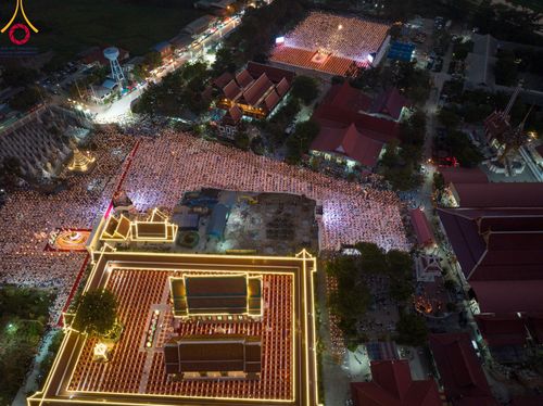 ภาพ No.112206:พิธีจุดประทีปถวายเป็นพุทธบูชา และบูชาธรรมมหาปูชนียาจารย์ พระมงคลเทพมุนี(สด จนฺทสโร) ในโครงการธรรมยาตรา กตัญญูบูชา มหาปูชนียาจารย์ พระมงคลเทพมุนี(สด จนฺทสโร) พระผู้ปราบมาร อนุสรณ์สถาน 7 แห่ง ปีที่ 12 วันที่ 14 มกราคม พ.ศ. 2567 ณ วัดสองพี่น้อง อ.สองพี่น้อง