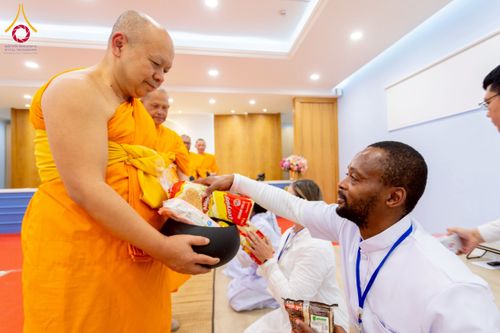 ภาพ No.233319:วันอาทิตย์ที่ 6 กรกฎาคม พ.ศ. 2568 พิธีถวายมหาสังฆทานแด่คณะสงฆ์ทั่วโลกและพิธีตักบาตรเนื่องในวันเข้าพรรษา  ณ วัดพุทธเคปทาวน์ ประเทศแอฟริกาใต้